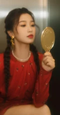 虞书欣甜美双麻花辫发型，搭配露线条感复古红裙气质俏皮写真