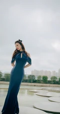 张萌身着紧身包臀连衣裙，宛若美人鱼般，高挑气质有魅力