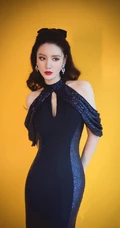 张萌身着紧身包臀连衣裙，宛若美人鱼般，高挑气质有魅力