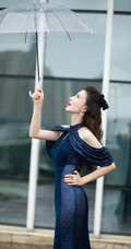 张萌身着紧身包臀连衣裙，宛若美人鱼般，高挑气质有魅力