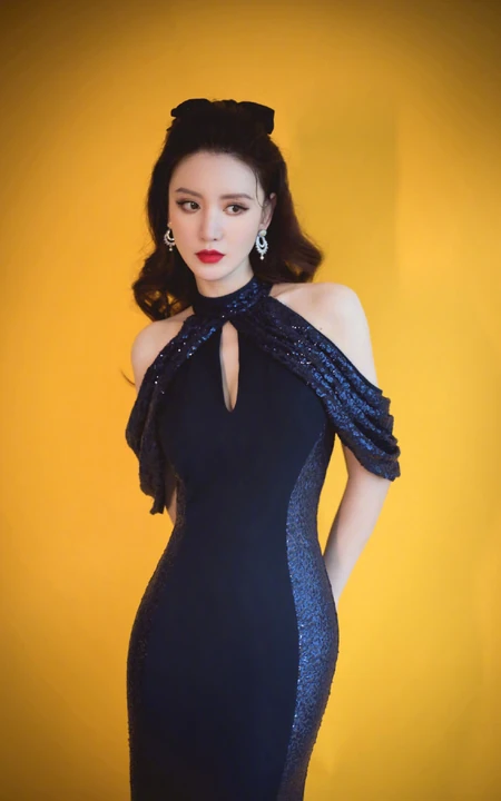 张萌身着紧身包臀连衣裙，宛若美人鱼般，高挑气质有魅力