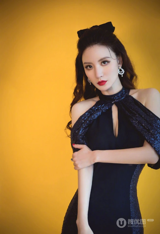 张萌身着紧身包臀连衣裙，宛若美人鱼般，高挑气质有魅力