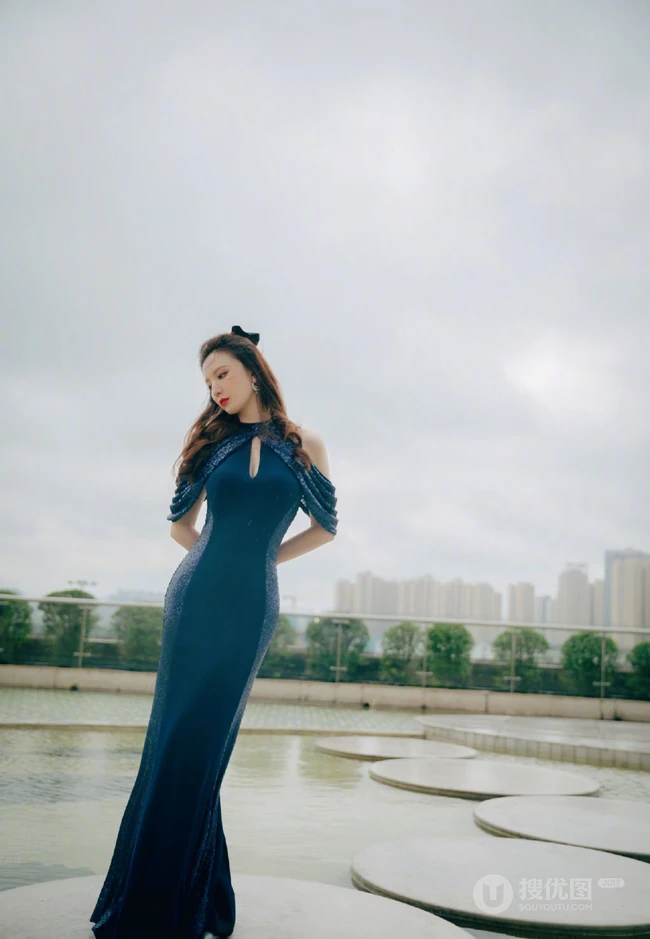 张萌身着紧身包臀连衣裙，宛若美人鱼般，高挑气质有魅力