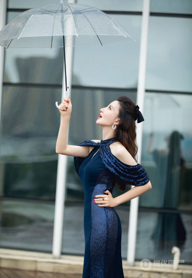 张萌身着紧身包臀连衣裙，宛若美人鱼般，高挑气质有魅力