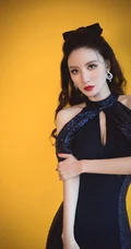 张萌身着紧身包臀连衣裙，宛若美人鱼般，高挑气质有魅力
