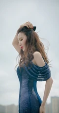 张萌身着紧身包臀连衣裙，宛若美人鱼般，高挑气质有魅力