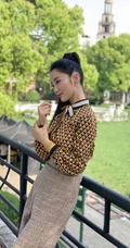肖燕户外公园小桌子休闲淑女风写真图片