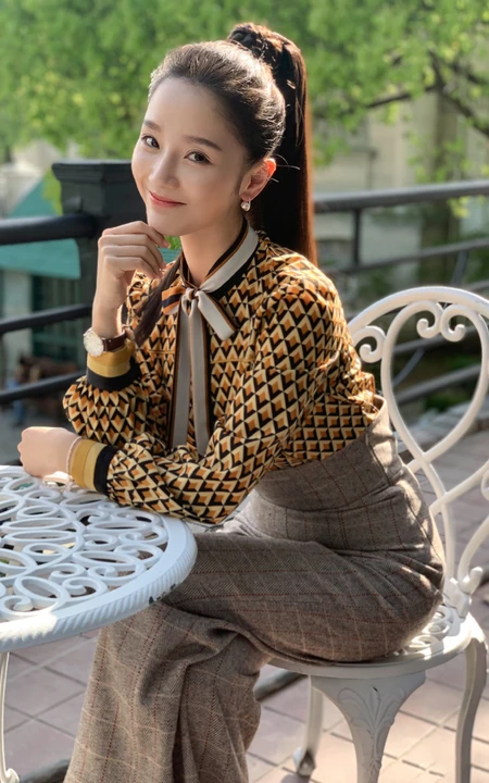 肖燕户外公园小桌子休闲淑女风写真图片