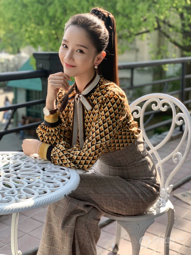 肖燕户外公园小桌子休闲淑女风写真图片
