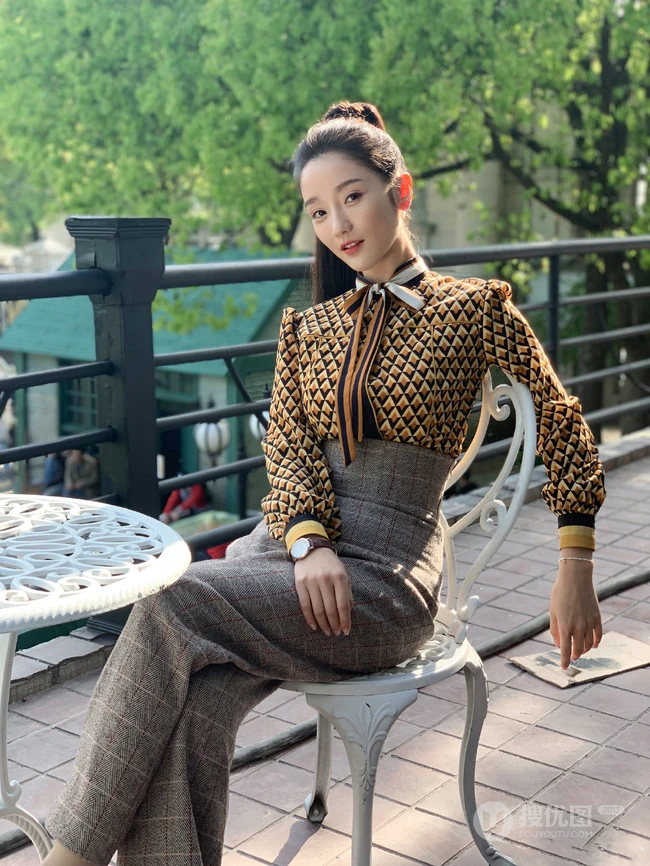 肖燕户外公园小桌子休闲淑女风写真图片