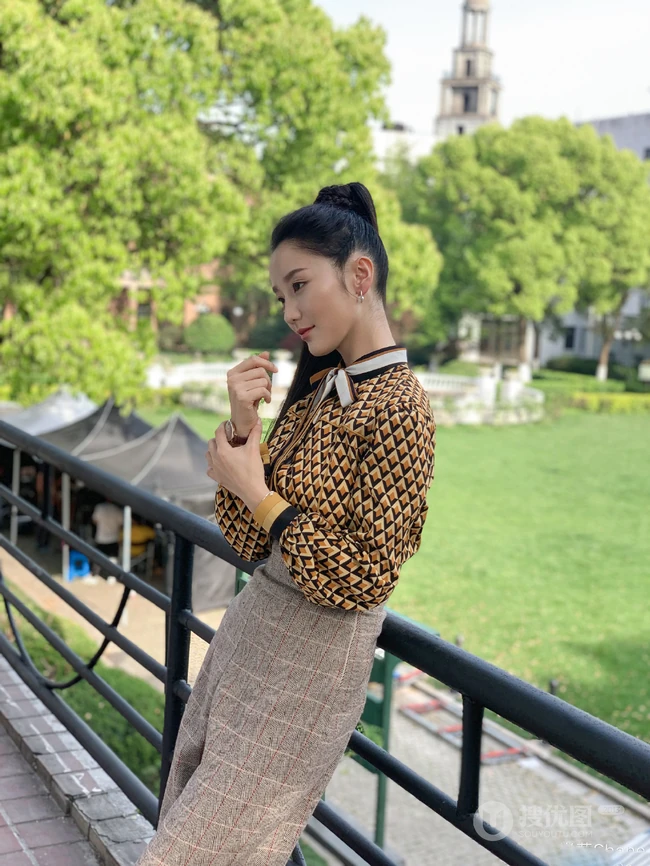肖燕户外公园小桌子休闲淑女风写真图片