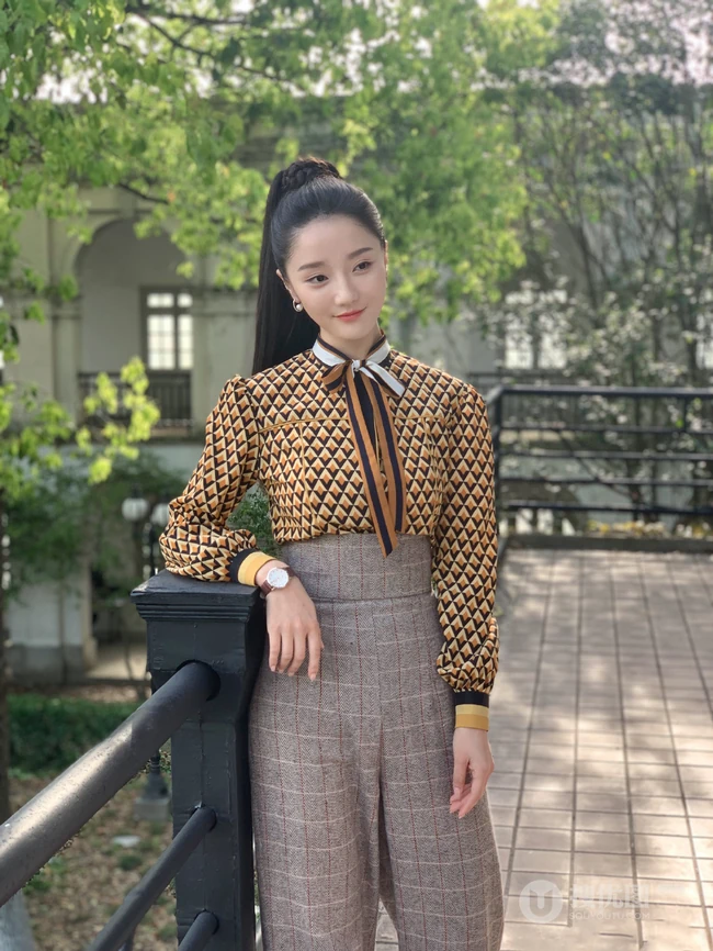 肖燕户外公园小桌子休闲淑女风写真图片