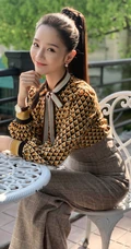 肖燕户外公园小桌子休闲淑女风写真图片