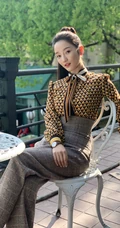 肖燕户外公园小桌子休闲淑女风写真图片