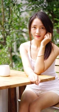 肖燕青涩气质旧照，白衣肩带背心短裤搭配，笑容动人