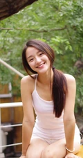 肖燕青涩气质旧照，白衣肩带背心短裤搭配，笑容动人