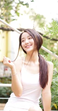 肖燕青涩气质旧照，白衣肩带背心短裤搭配，笑容动人