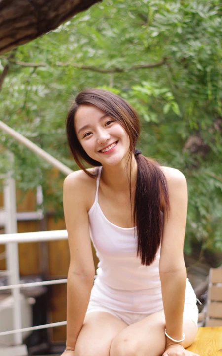 肖燕青涩气质旧照，白衣肩带背心短裤搭配，笑容动人