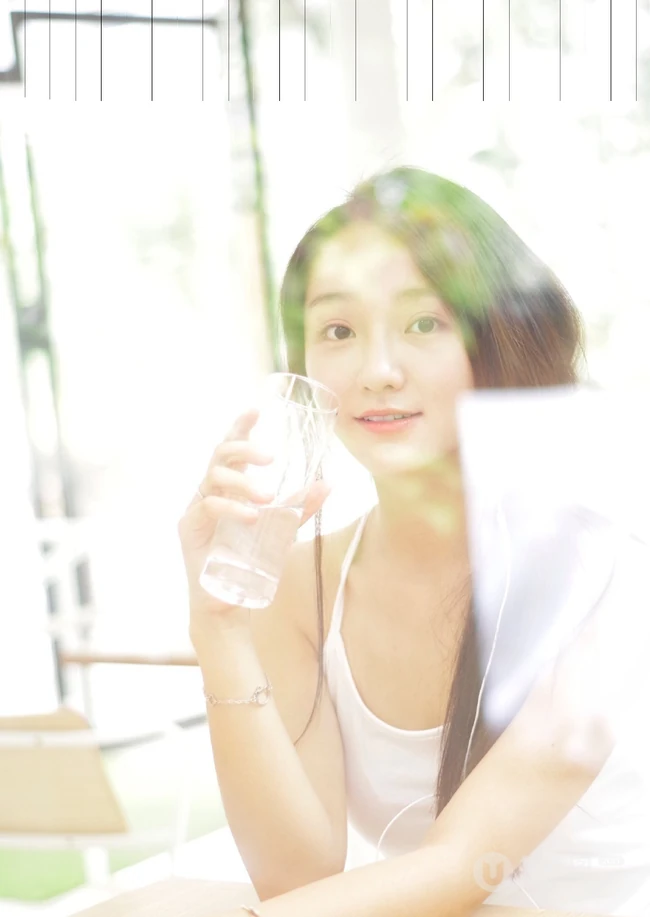 肖燕青涩气质旧照，白衣肩带背心短裤搭配，笑容动人