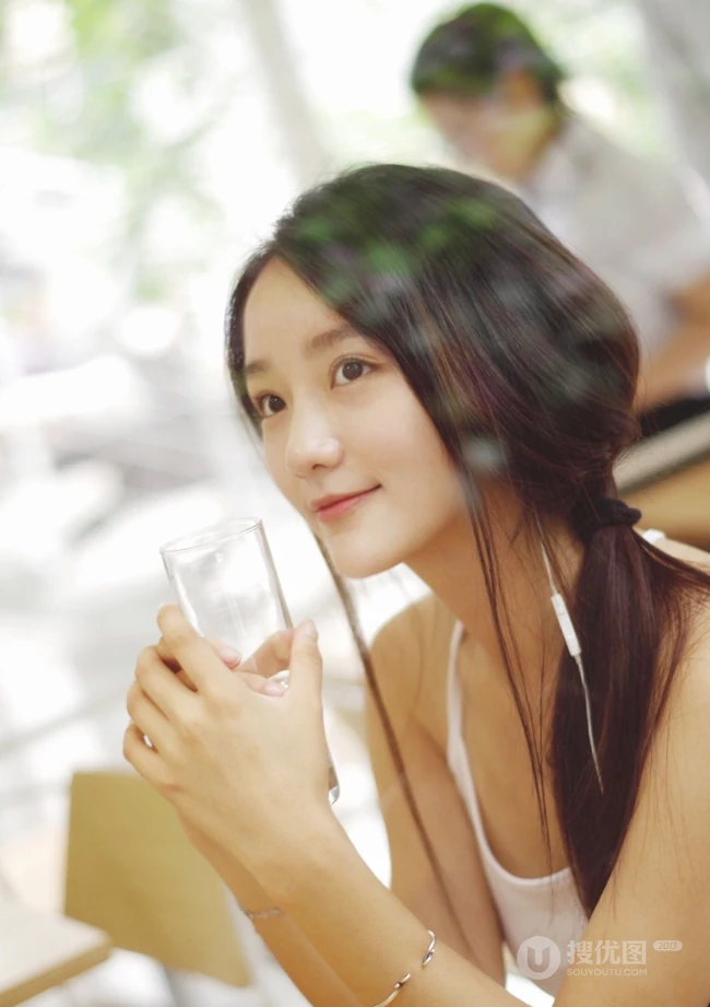 肖燕青涩气质旧照，白衣肩带背心短裤搭配，笑容动人