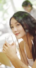 肖燕青涩气质旧照，白衣肩带背心短裤搭配，笑容动人