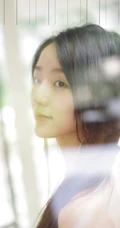 肖燕青涩气质旧照，白衣肩带背心短裤搭配，笑容动人