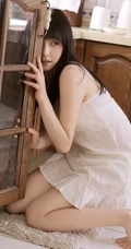 笑容甜美，青涩可爱漂亮白裙少女手拿青苹果厨房写真图集
