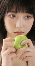 笑容甜美，青涩可爱漂亮白裙少女手拿青苹果厨房写真图集