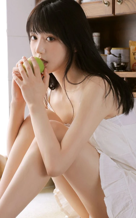 笑容甜美，青涩可爱漂亮白裙少女手拿青苹果厨房写真图集