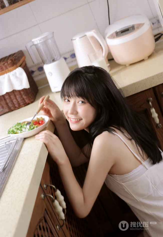 笑容甜美，青涩可爱漂亮白裙少女手拿青苹果厨房写真图集