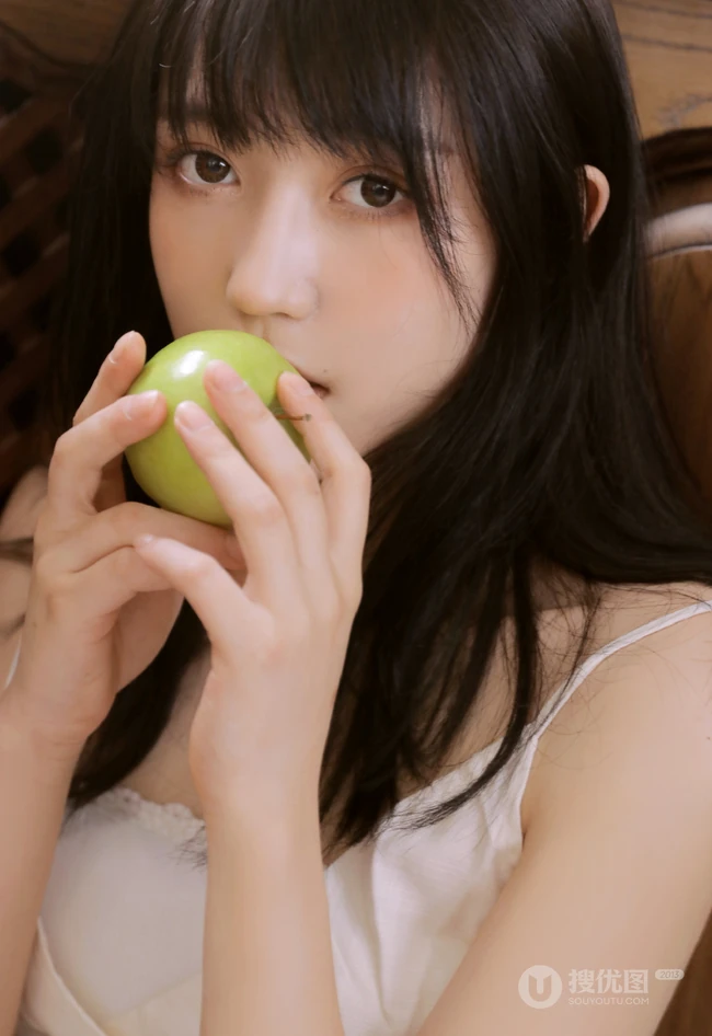 笑容甜美，青涩可爱漂亮白裙少女手拿青苹果厨房写真图集