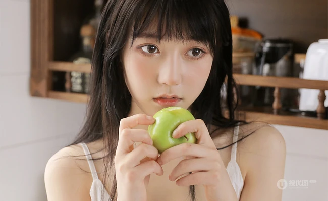 笑容甜美，青涩可爱漂亮白裙少女手拿青苹果厨房写真图集