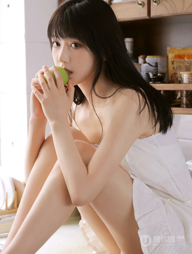 笑容甜美，青涩可爱漂亮白裙少女手拿青苹果厨房写真图集