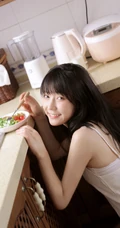笑容甜美，青涩可爱漂亮白裙少女手拿青苹果厨房写真图集