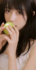 笑容甜美，青涩可爱漂亮白裙少女手拿青苹果厨房写真图集