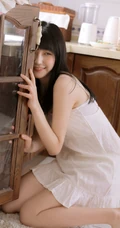 笑容甜美，青涩可爱漂亮白裙少女手拿青苹果厨房写真图集