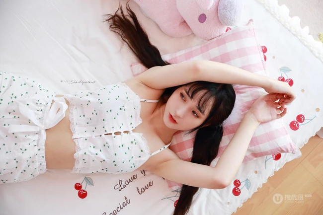 齐刘海长发美丽可爱少女小碎花上衣短裤居家俏皮动人写真图集