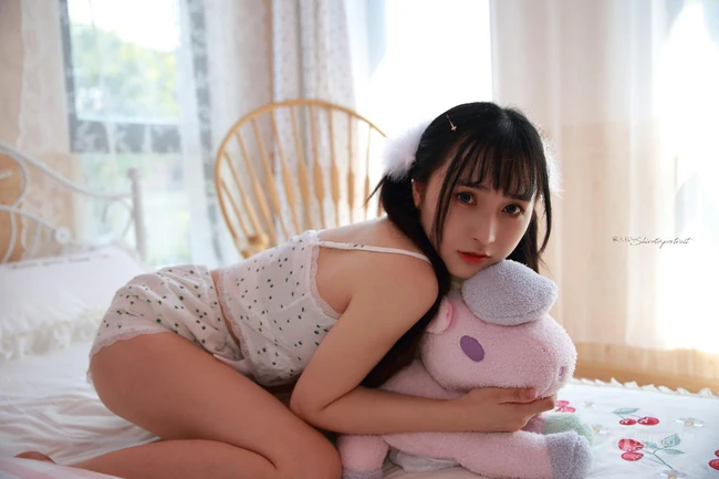 齐刘海长发美丽可爱少女小碎花上衣短裤居家俏皮动人写真图集