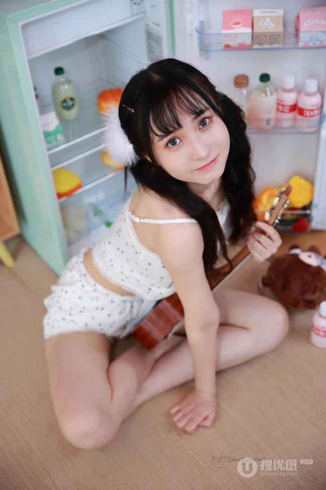齐刘海长发美丽可爱少女小碎花上衣短裤居家俏皮动人写真图集