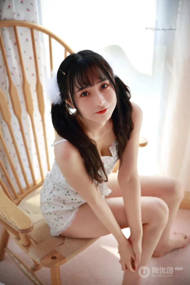 齐刘海长发美丽可爱少女小碎花上衣短裤居家俏皮动人写真图集
