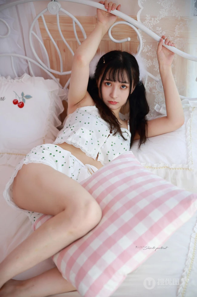 齐刘海长发美丽可爱少女小碎花上衣短裤居家俏皮动人写真图集