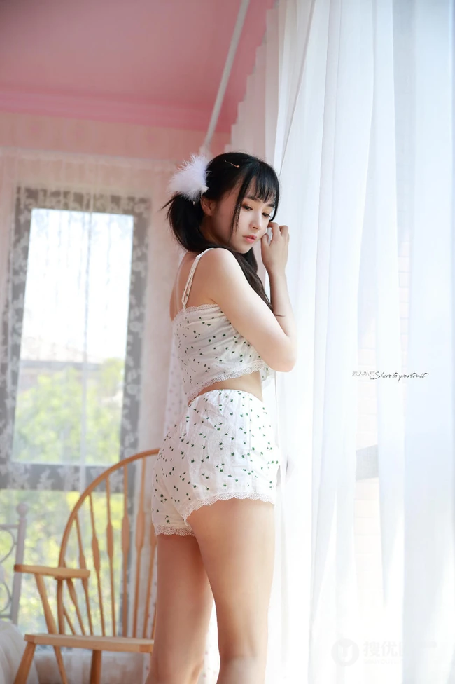 齐刘海长发美丽可爱少女小碎花上衣短裤居家俏皮动人写真图集