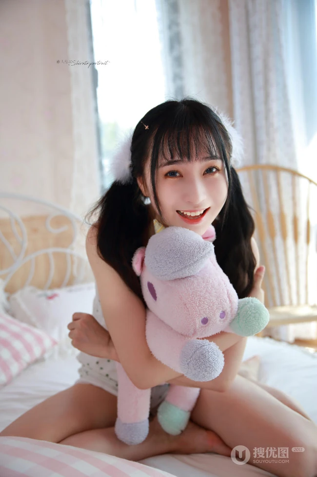 齐刘海长发美丽可爱少女小碎花上衣短裤居家俏皮动人写真图集