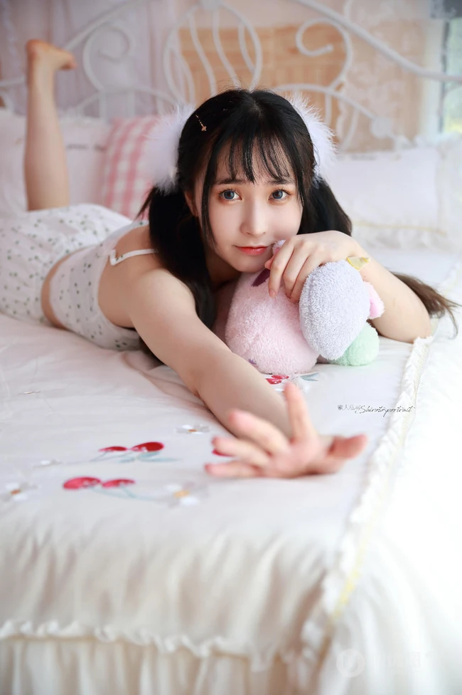 齐刘海长发美丽可爱少女小碎花上衣短裤居家俏皮动人写真图集