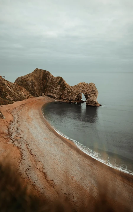 风平浪静的海滩风景