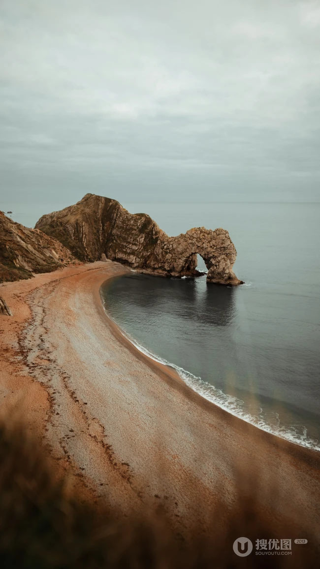 风平浪静的海滩风景