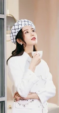 刘诗诗温婉可人居家，农院风写真照，白衣，白裤，格子帽着身，恬静而优雅