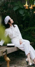 刘诗诗温婉可人居家，农院风写真照，白衣，白裤，格子帽着身，恬静而优雅