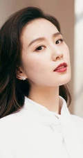 刘诗诗温婉可人居家，农院风写真照，白衣，白裤，格子帽着身，恬静而优雅