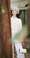 刘诗诗温婉可人居家，农院风写真照，白衣，白裤，格子帽着身，恬静而优雅